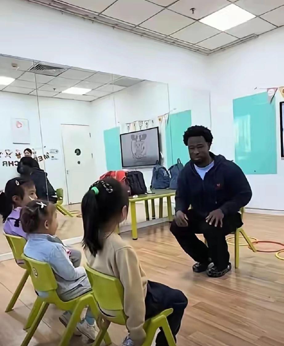 广州天河一位宝妈因幼儿园新增外籍男外教后，选择果断退园，起初竟遭网友扣上种族歧视