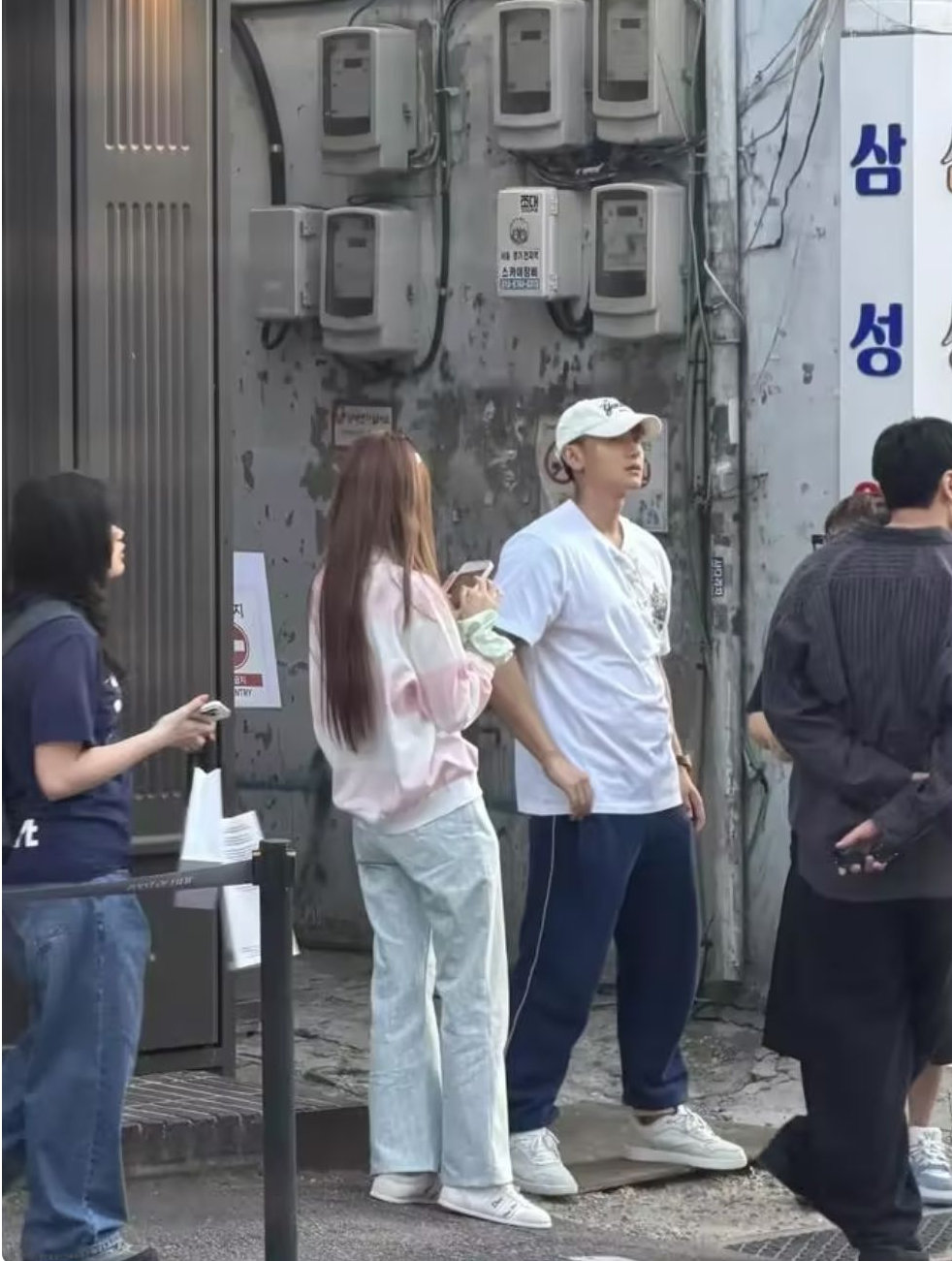 黄子韬夫妇现身韩国！主动为粉丝买单，徐艺洋一身行头超4万 