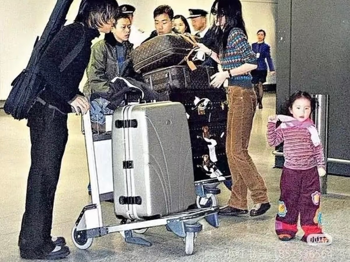 突然发现谢霆锋19岁就当后爸了⁉️19岁就帮带窦靖童了‼️估计那个时候粉丝都要爆