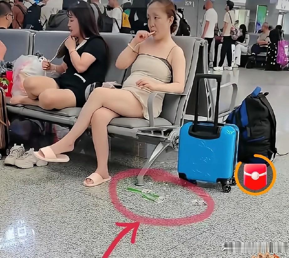 “太没素质了！”
 人来人往的车站候车室，
一名五十来岁的女子坐在座椅上，一身浅
