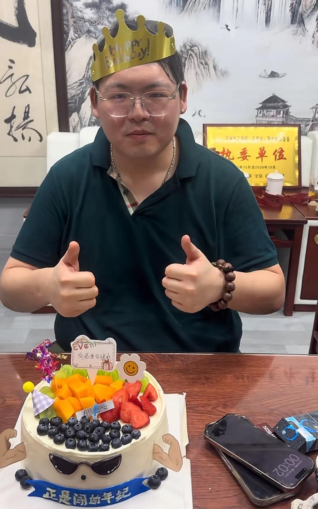 同样遭向太公开吐槽，长女向咏恒冷处理，幼子向佑趁生日发文诉委屈！ 
这些日子以来