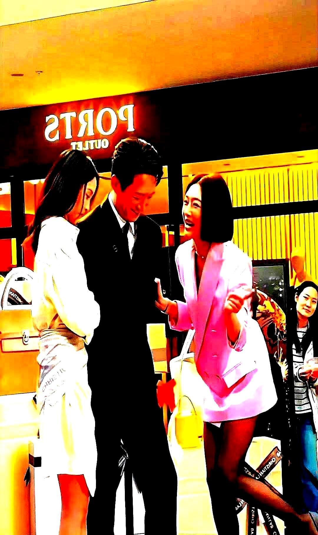 刚和秦岚从沙发吻到床上，全网喊上头，王阳转头就在西湖边，把头埋进5岁女儿的颈窝里