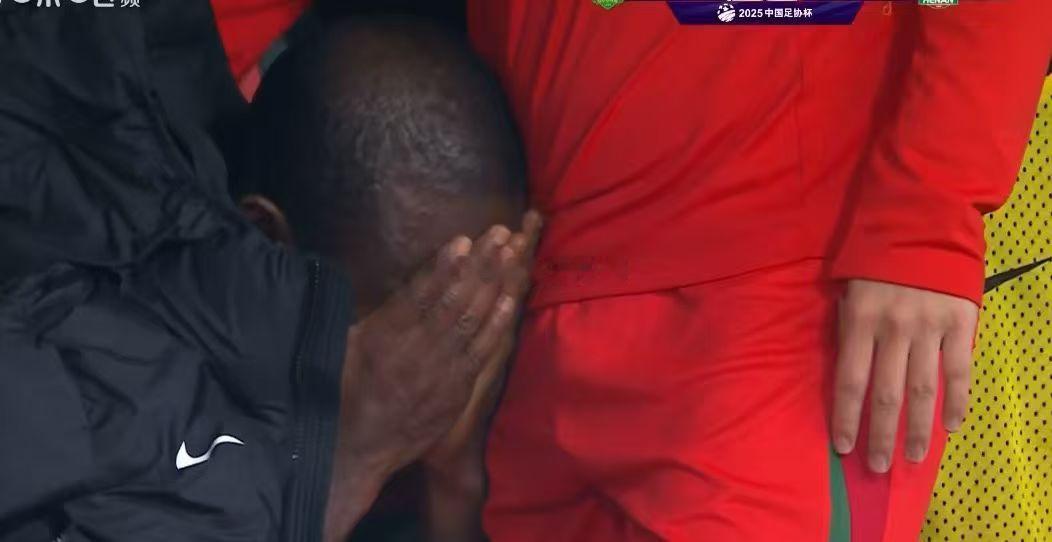 我还是很感性的人啊，看到阿奇姆彭哭我也挺伤感的阿奇姆彭掩面痛哭足协杯决赛 成都