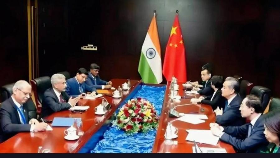 印度那边，从官员到企业主，一拨接一拨跑到中国来谈合作，中国企业的回应却出奇地齐整