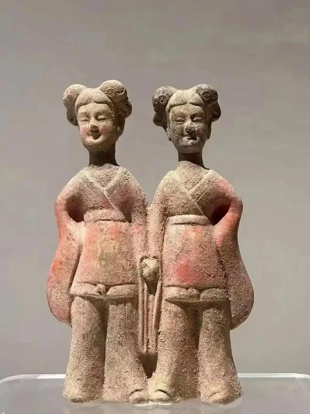 陶俑是祖先留给我们的地下文明，这些陶俑你说可爱不？他们形态各异，色彩各样，有的在