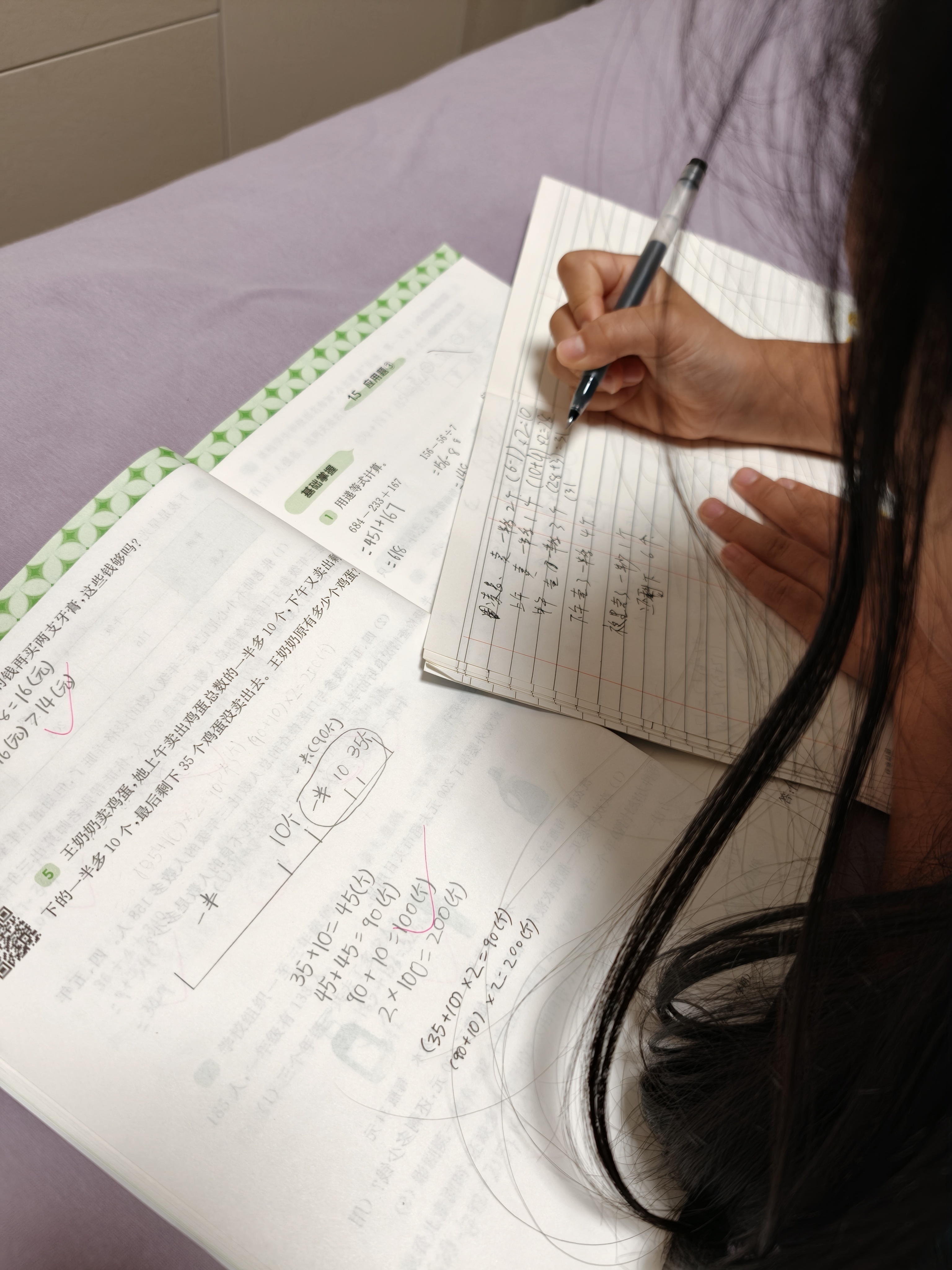 睡前小麦说，有个题，她做对了，但不太明白。于是，我俩从棉签演示，到变形题，做了第