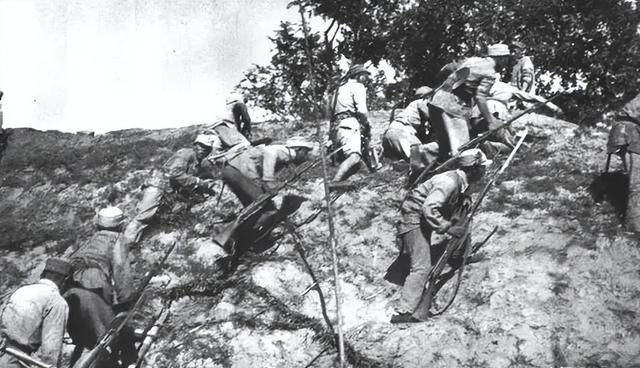 1950年冕山镇误会战，天亮后两军战士抱头痛哭：哪想得到是自家人
1949年底，