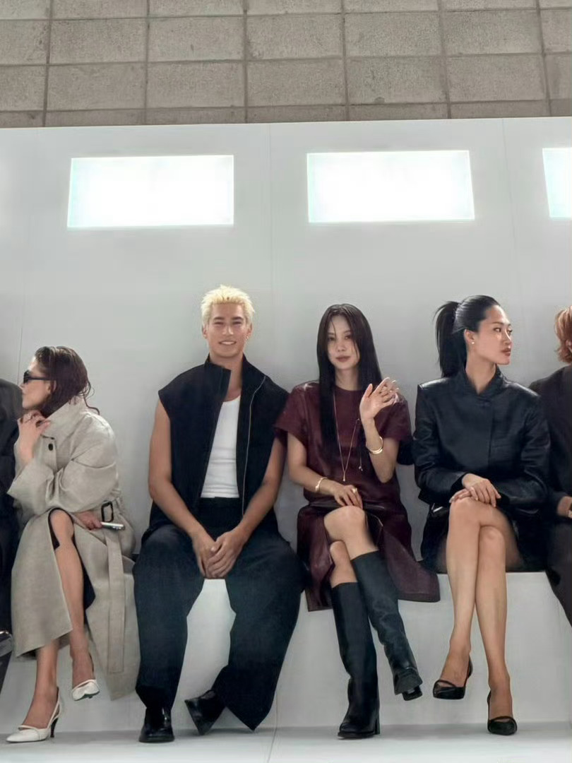 王霏霏看秀官方镜头王霏霏秀场生图救命🆘王霏霏秀场真的杀疯了官方镜头抗住，生图更