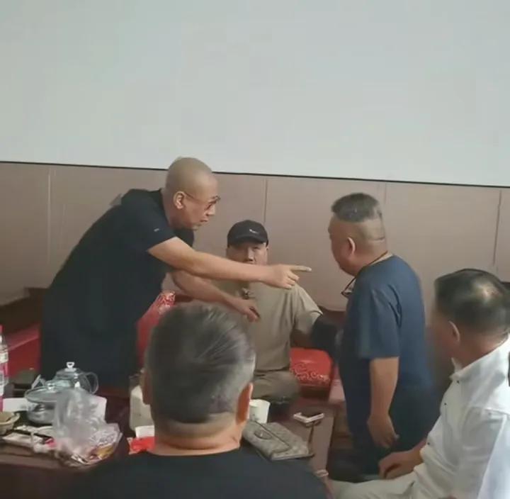 原相声演员汪歪嘴有点欺负人了！这不，他身为一个旁外人，7月10日这天居然让前去吊