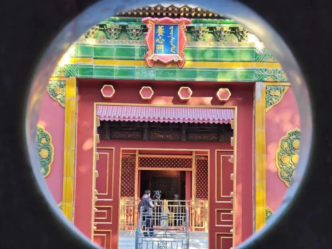 养心殿历经10年修缮后重新开放，不少人好奇：一个不大的殿为啥要修这么久？其实这十