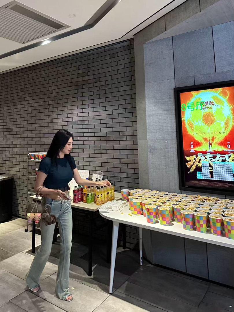 张雨绮包场《功夫女足》这件事本身就很戳我，从星女郎到现在的独立大女主，她从来没忘
