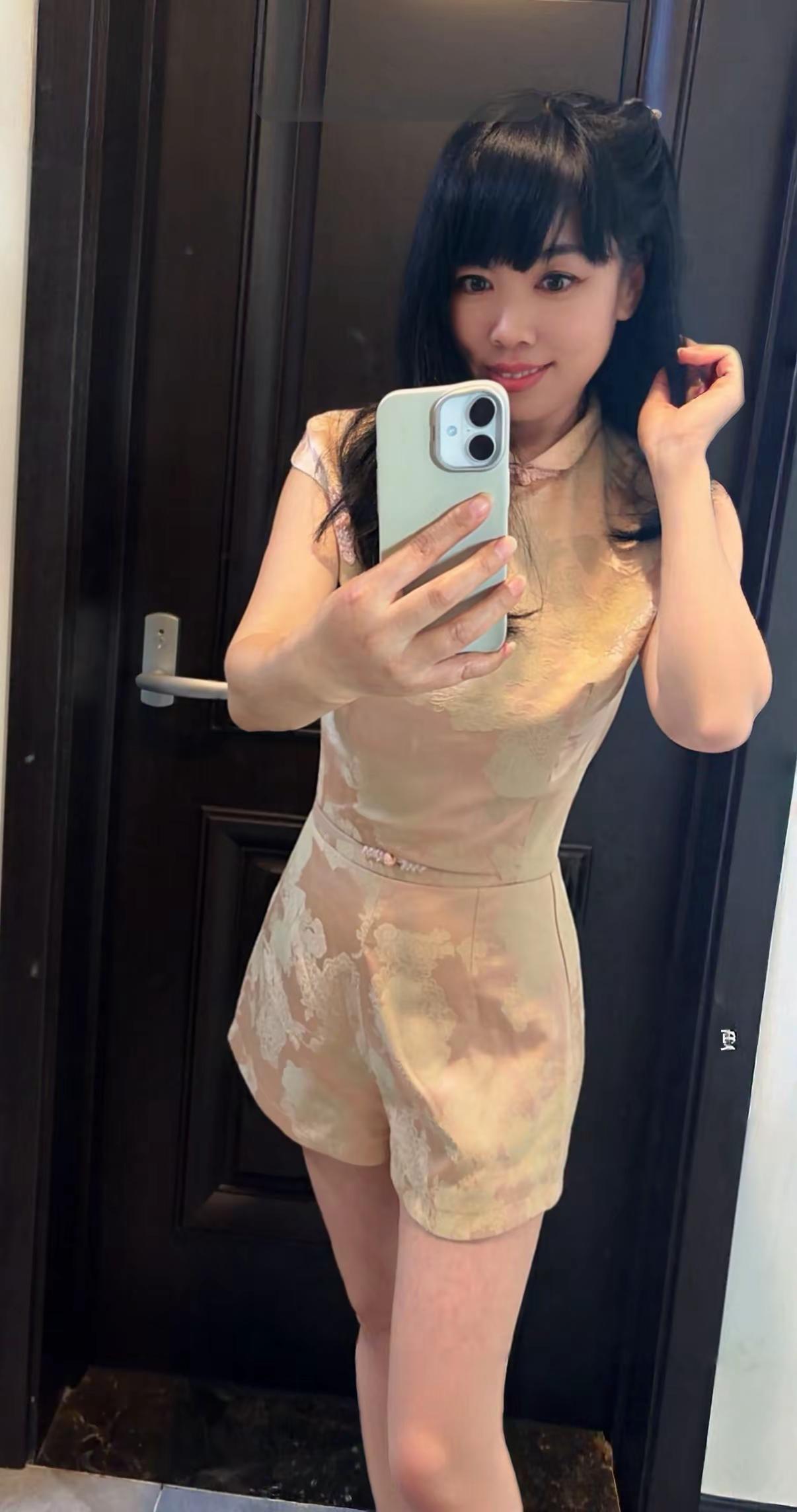 沉浸在港风的歌曲里，是很美的一件事，是微妙的情绪，是把我从此时拉回到那时唯一的桥