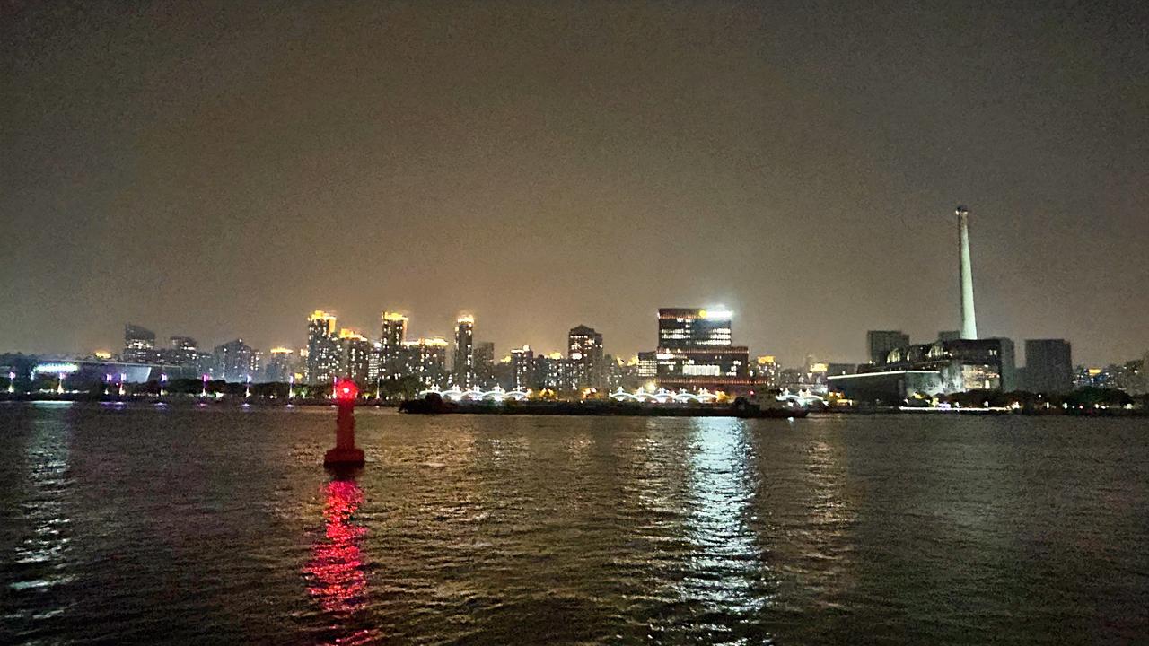 黄浦江畔的美景，总是让人留恋往返。