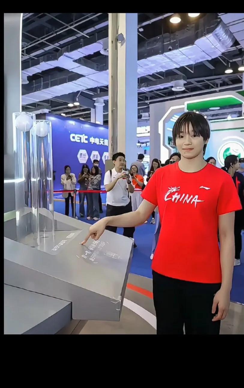 婵宝的一字马是真功夫💪动作干净利落，水花消失术名不虚传~
〈婵宝最棒无人能比〉