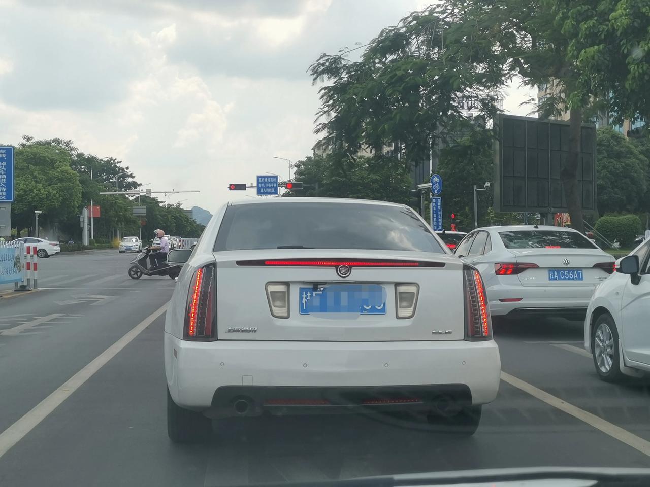 今天在路上遇到一辆车，好特别呀，之前也从没有见过，看车标是不是凯迪拉克？
   