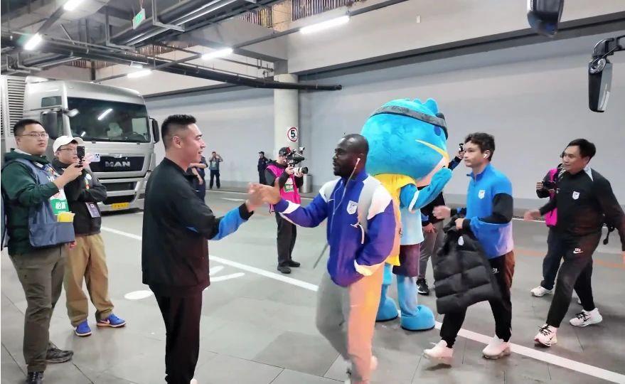 难怪那么猛！大连英博老板王魁比赛前在球员通道与球员挨个击掌，仪式感拉满了！