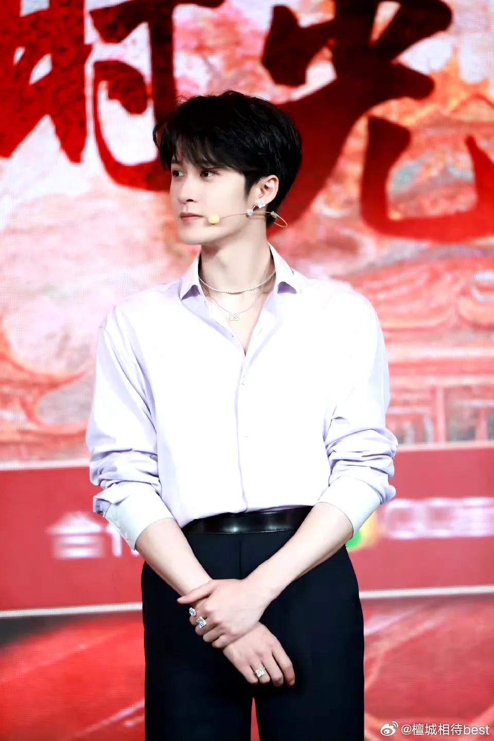 看檀健次演戏像拆盲盒，拆开前永远猜不透内里乾坤。悬疑剧里他一个眼神能织出推理网，