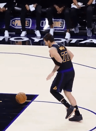 东契奇太搞笑了！

扣个篮，从拿球开始就笑嘻了，一直到扣篮完成，自己笑的差点没使