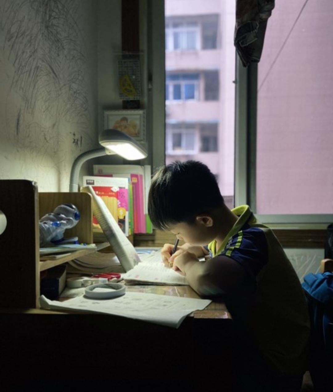 甘肃俩小姐弟因寒假作业没写完怕挨骂，在气温仅1℃的雨夜，衣着单薄，躲在隐蔽的山坳