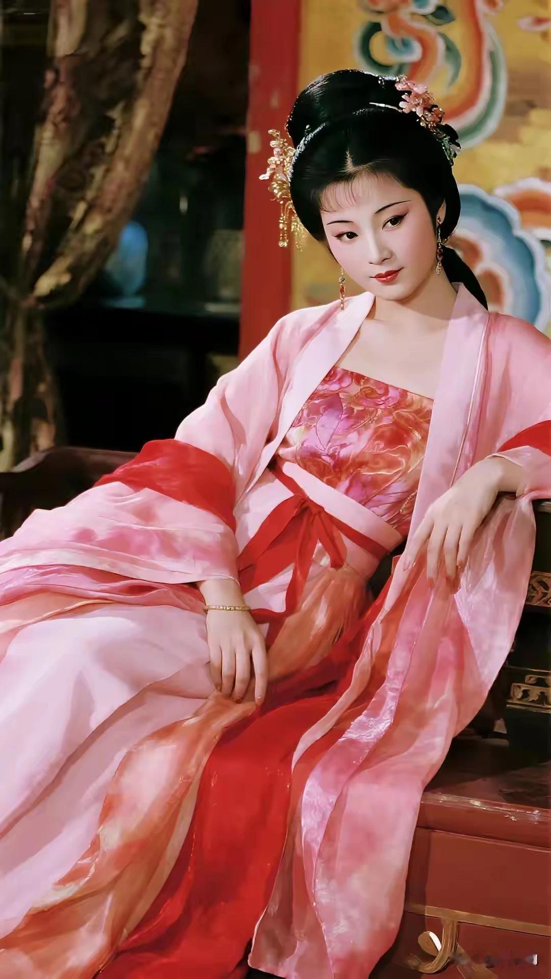 嫣然一笑百媚生，
六宫粉黛无颜色。
莫说人间无绝色，
今朝得见断人肠。