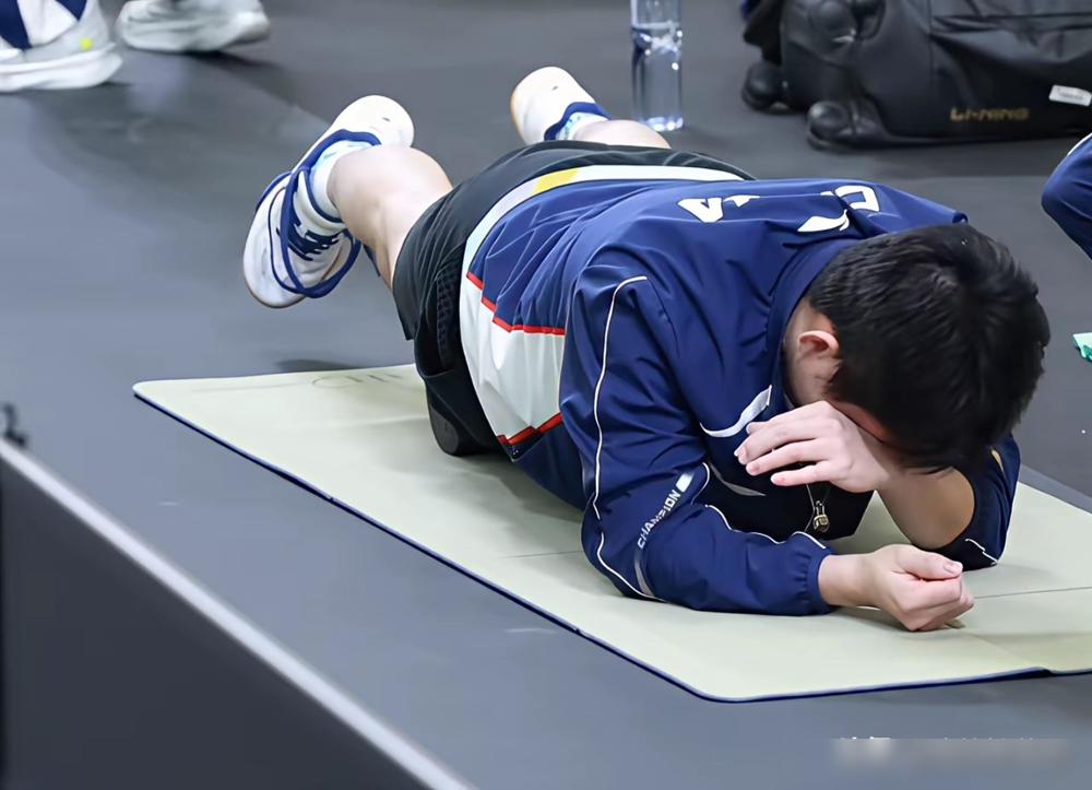 林诗栋体能训练的状态真不太行。抠手指擦眼睛，全程散漫没绷紧弦。
 
去年世界杯亚