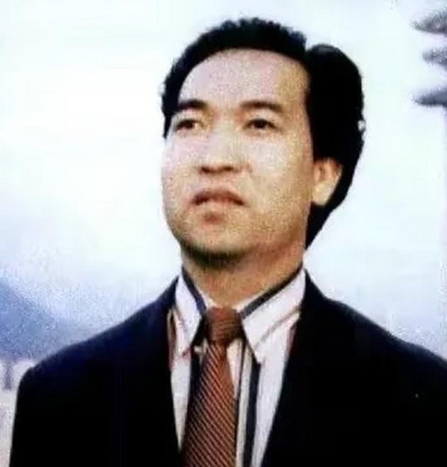 1981年，广东1男子放弃亿万家产加入英国国籍，在国外找不到工作，只能天天扛着麻