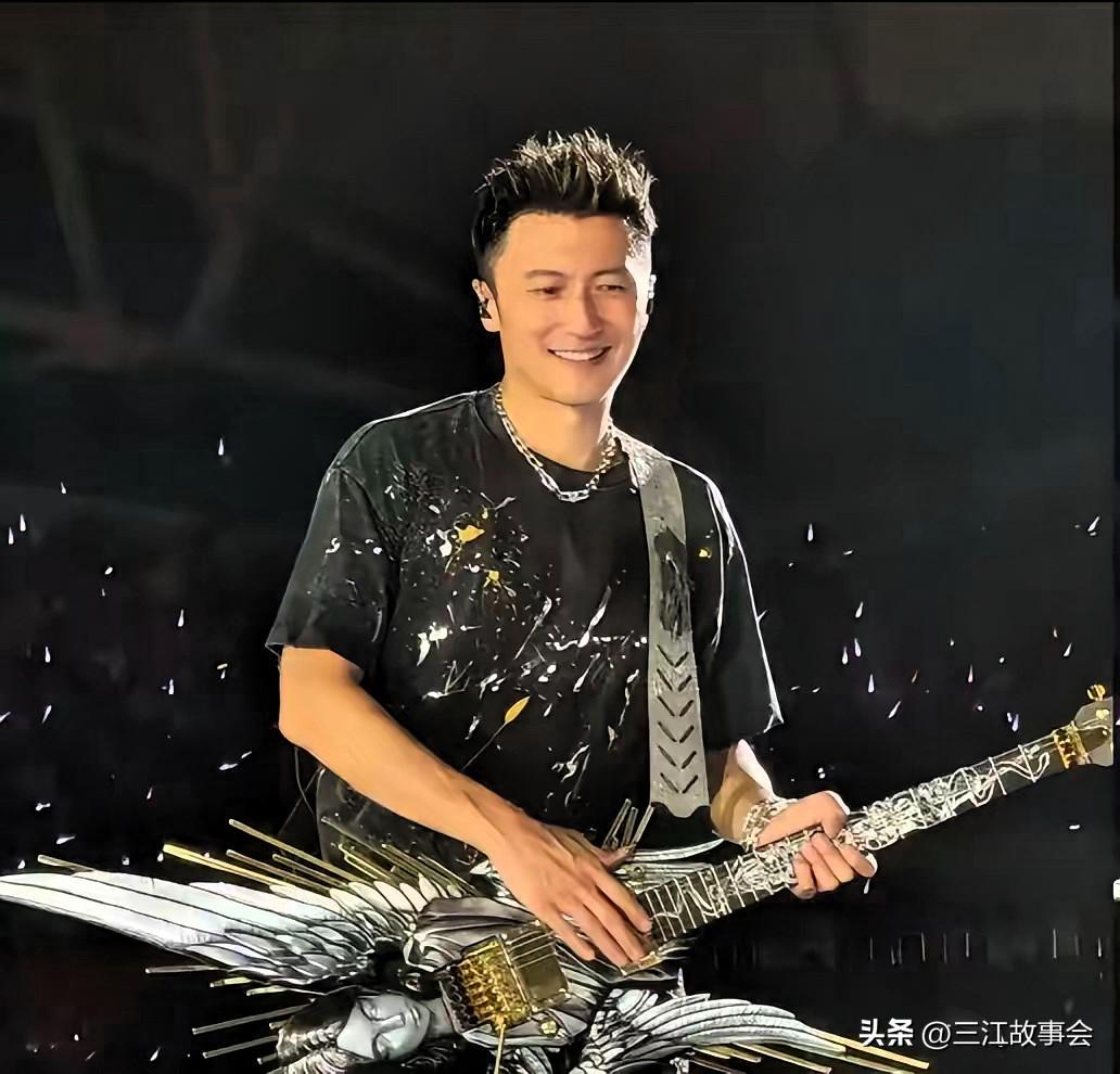 下午，
谢霆锋听到电话那头的妹妹说：哥，爸爸走了！
谢霆锋脑子瞬间一片空白，好一