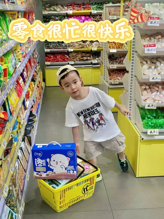 在零食很忙，遇到一只可爱小猫咪