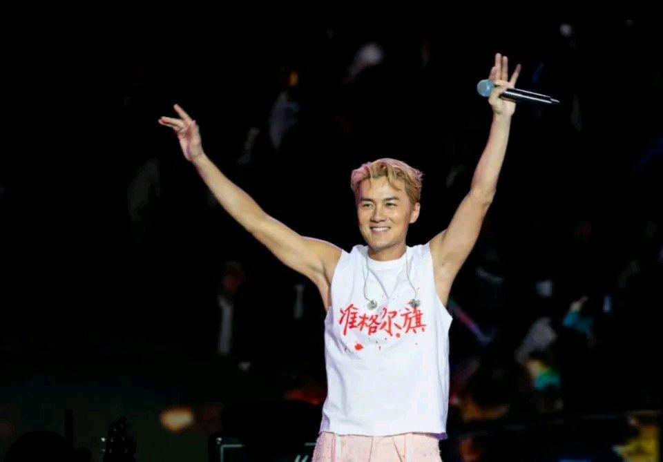 10月6日中秋夜，吴克群在鄂尔多斯准格尔旗湾Night街区水上舞台，以“准格尔大