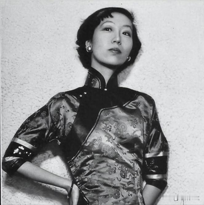 1995年，张爱玲在美国出租屋内去世，尸体一周后才被发现。她一丝不挂地躺在床上，