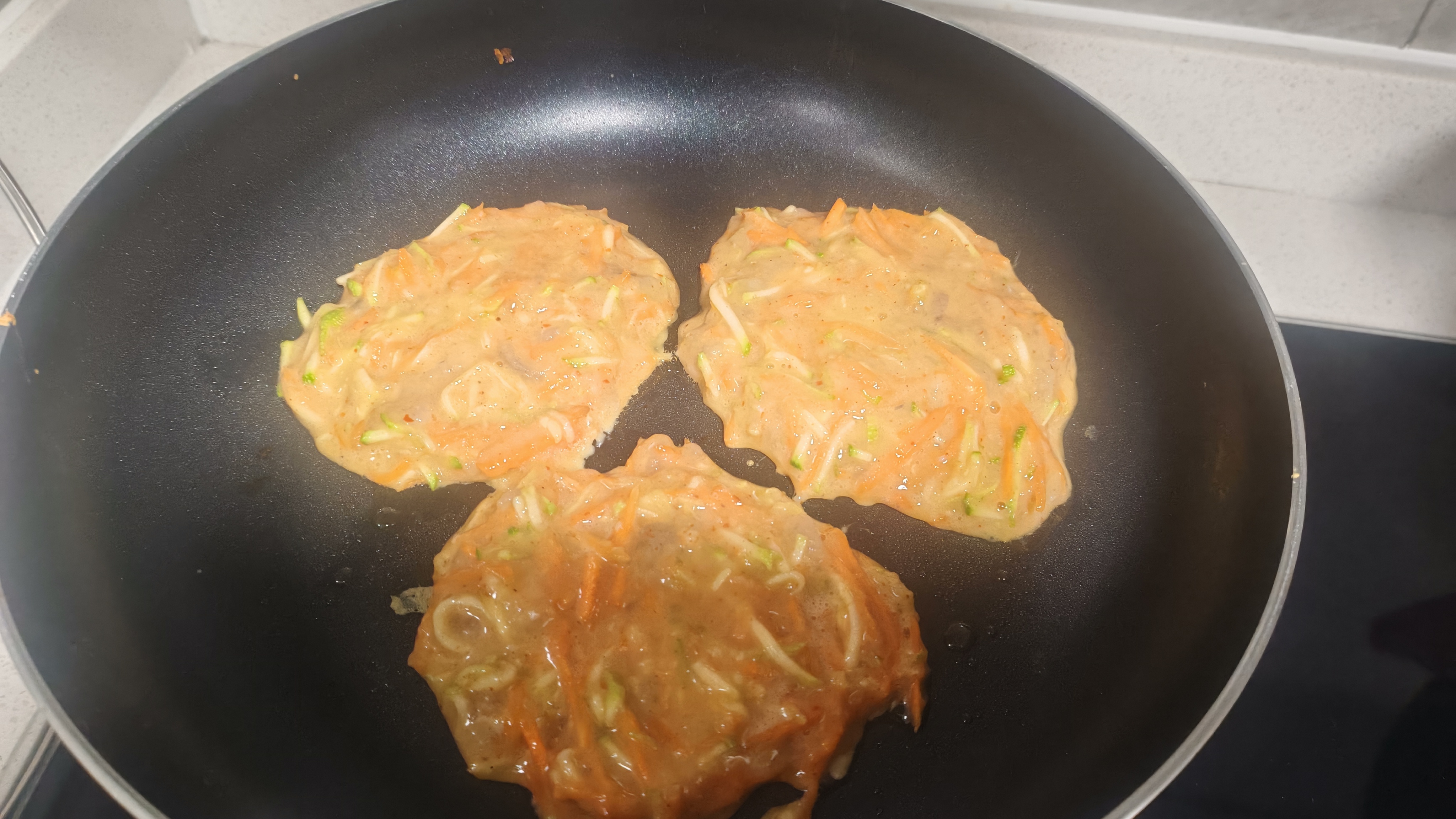 奶盖厨房 西葫芦胡萝卜鸡蛋虾饼胡萝卜西葫芦擦丝+虾滑+鸡蛋+适量面粉，我鸡蛋放多