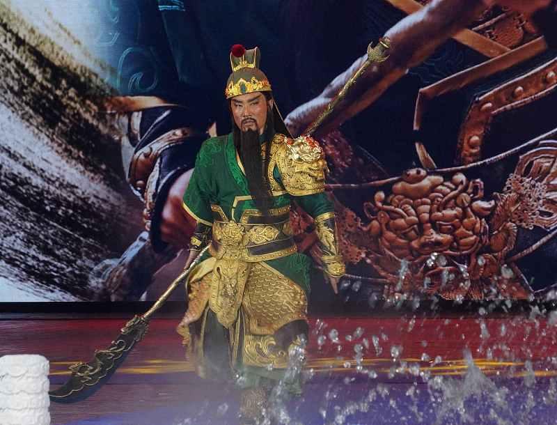 成语“单刀赴会”里的关羽
       早年读《三国》，只觉关羽单刀赴会一身孤勇
