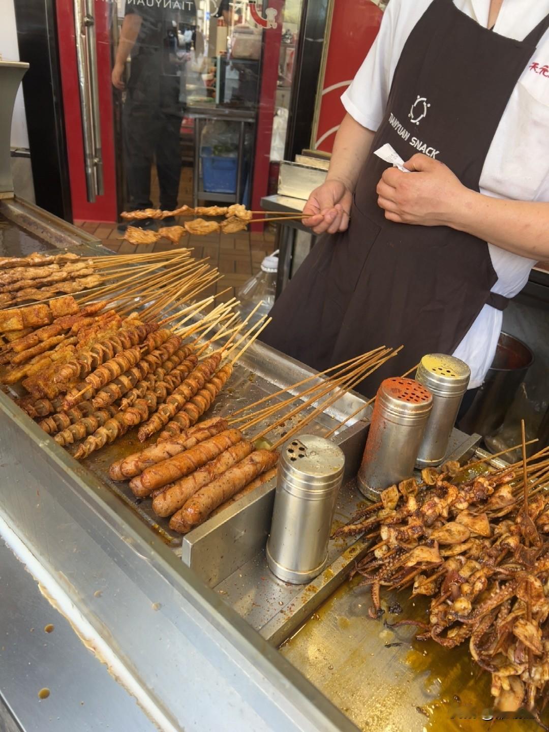 好久没去吃了，但是价格也贵不少，原来七块钱，现在11块钱的 酸辣粉，还有烤鱿鱼，