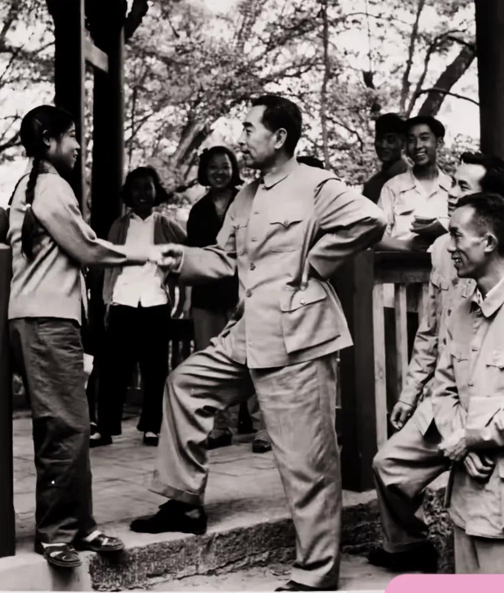 珍贵的历史照片。
这是1960年，周恩来总理参观贵阳市黔灵小学时，与老师交谈时的