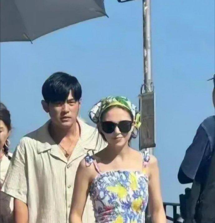 周杰伦夫妇意大利度假被偶遇，戴着厚假发热到表情失控……打伞的那位打了个寂寞[二哈