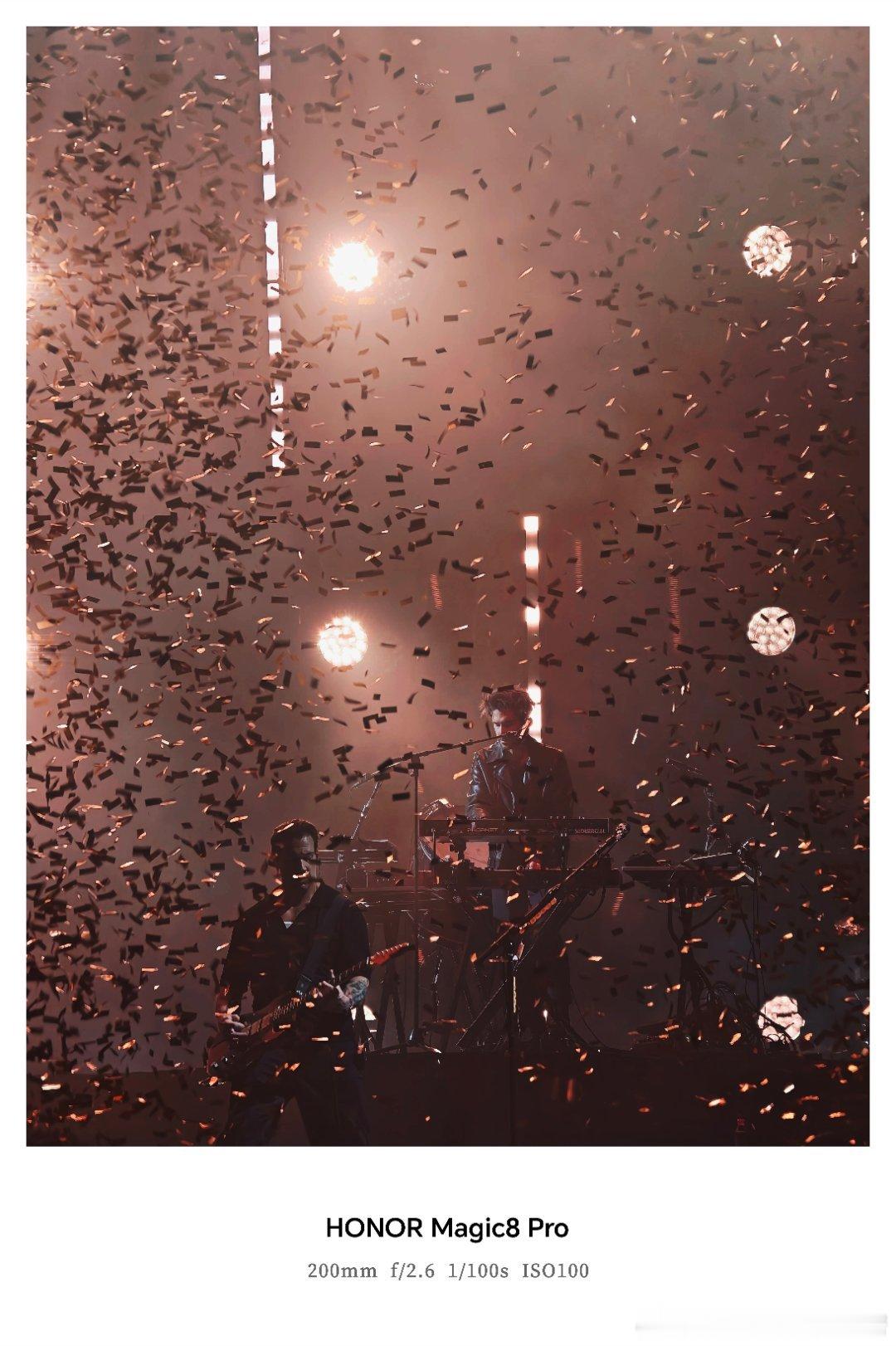 周末的演唱会，耳机党终于“转正”了！两年前在成都的遗憾，这次用荣耀Magic8P