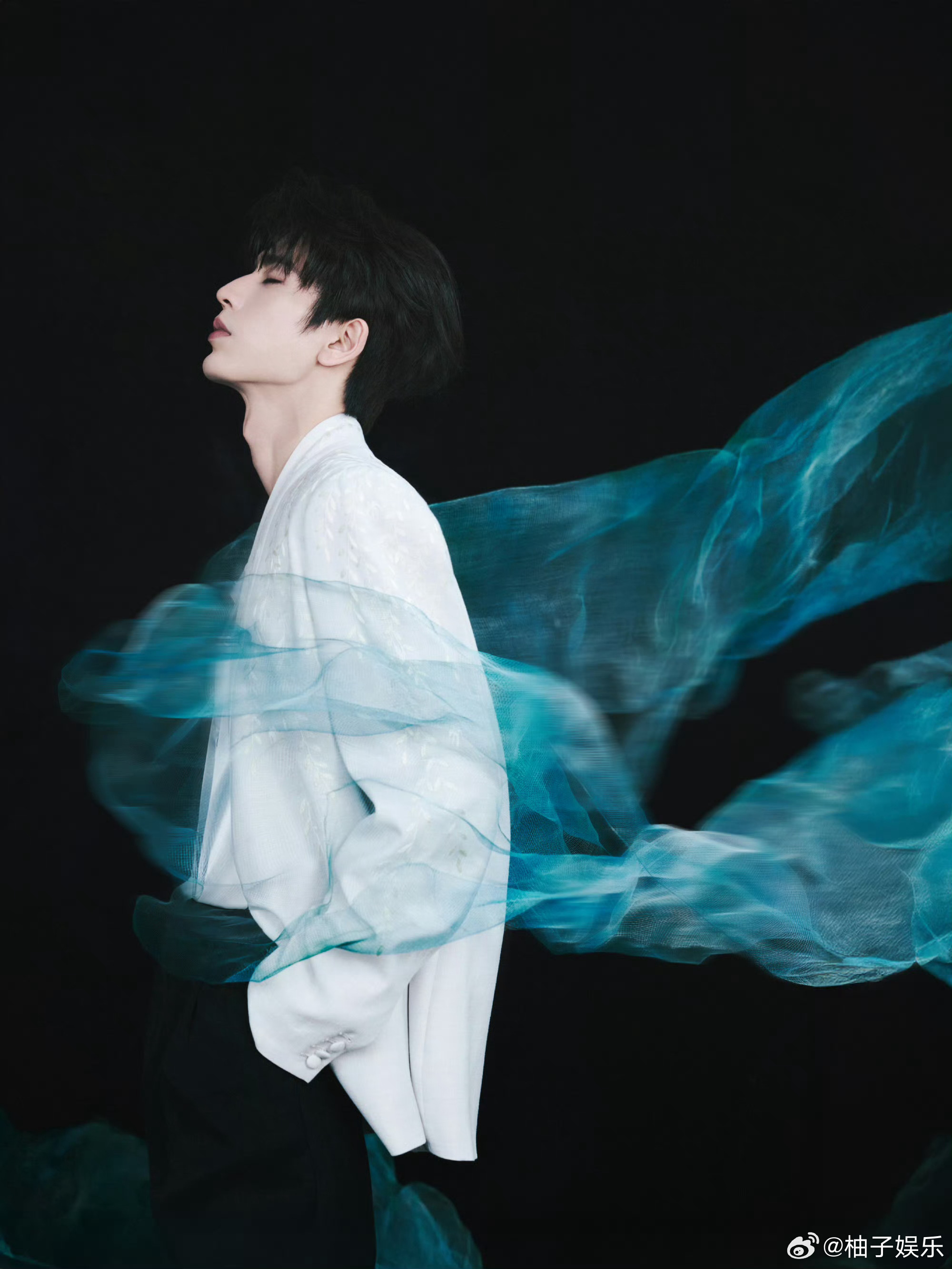 张凌赫今日品牌发布会直播造型，白色飘带西装，今天又变白马王子了，帅一大跳，期待直