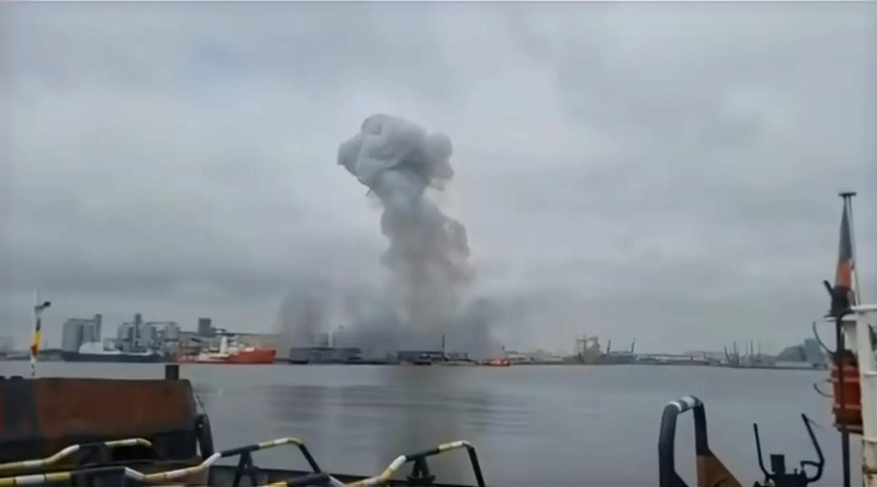 罗马尼亚黑海港口康斯坦察发生自杀无人艇爆炸事件。爆炸的是一艘与乌克兰“海宝贝”自
