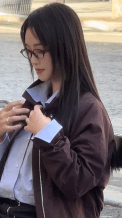 蓝盈莹巴黎街头hotnerd蓝盈莹巴黎这集没见过时装周路透好绝，蓝盈莹这身hot