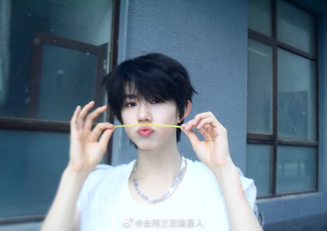 真不愧是陈奕恒本人都认证的神图啊，扑面而来的青春气息，我就这样一张张的细品，帅的