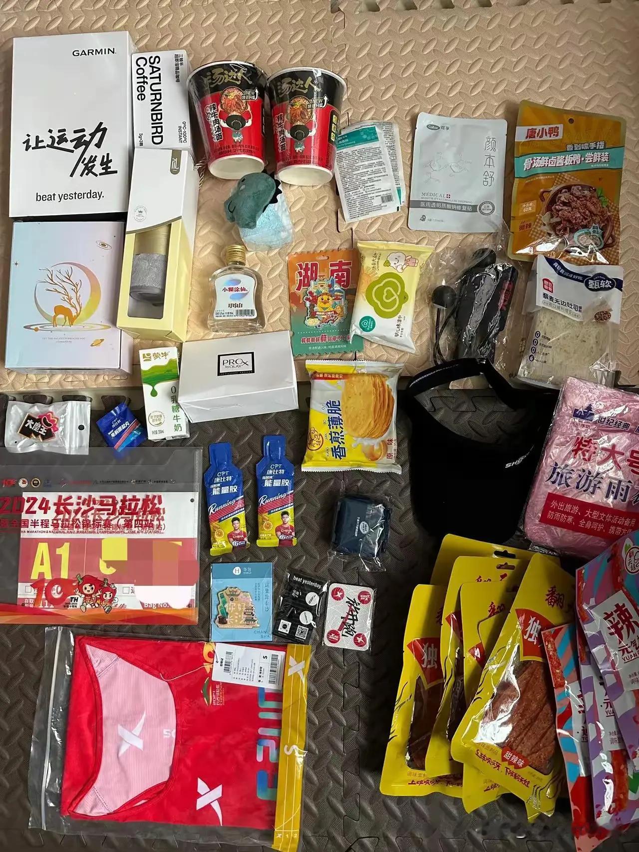 惊呆了，马拉松参赛包里能量补充发酒、发咖啡、发辣条，2024年长沙马拉松十周年发