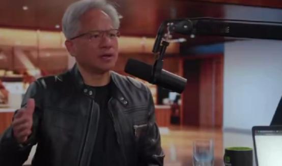 黄仁勋与鹰派主持人的交锋，折射出中美芯片管制博弈的核心矛盾。主持人主张全面切断对