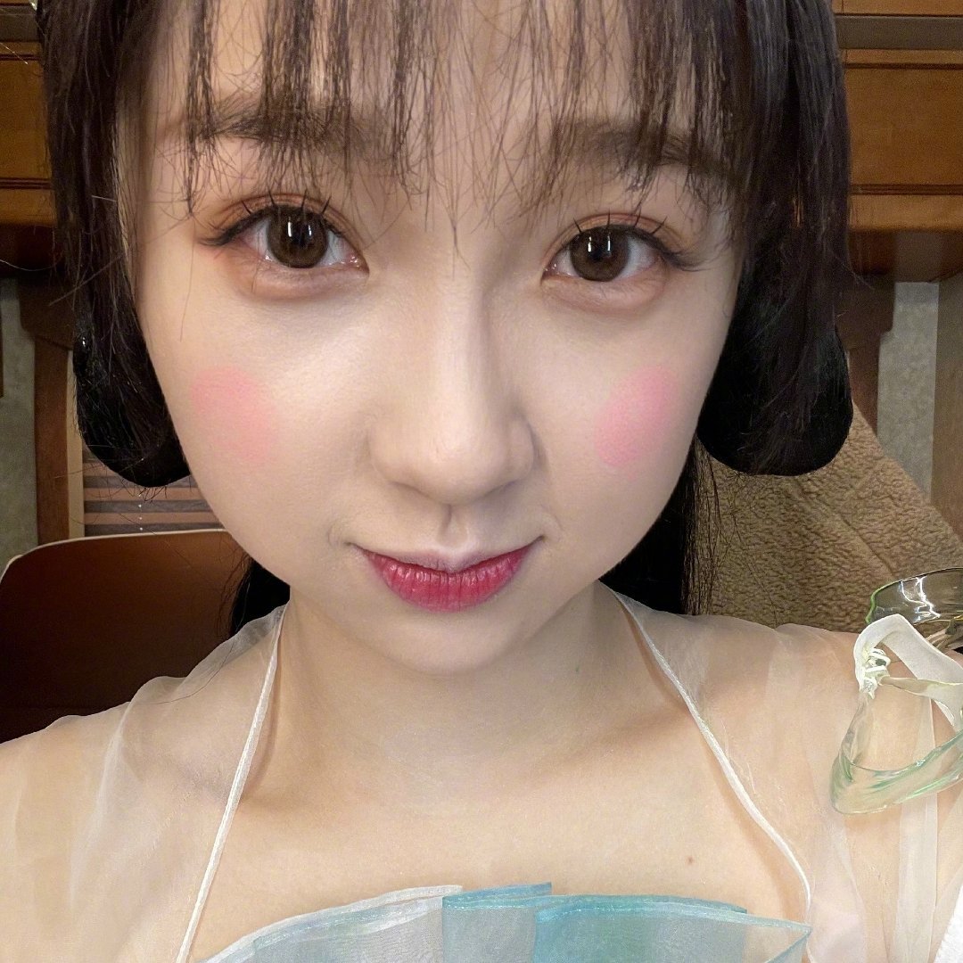 网友“居然会有明星全脸没一个地方好看的 ​​​” ​​​