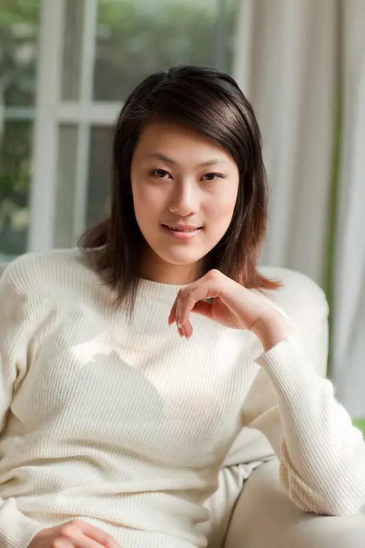 越来越多的大龄未婚女孩不想结婚只想领养一个孩子了吗？

左邻是一对夫妇，70多岁