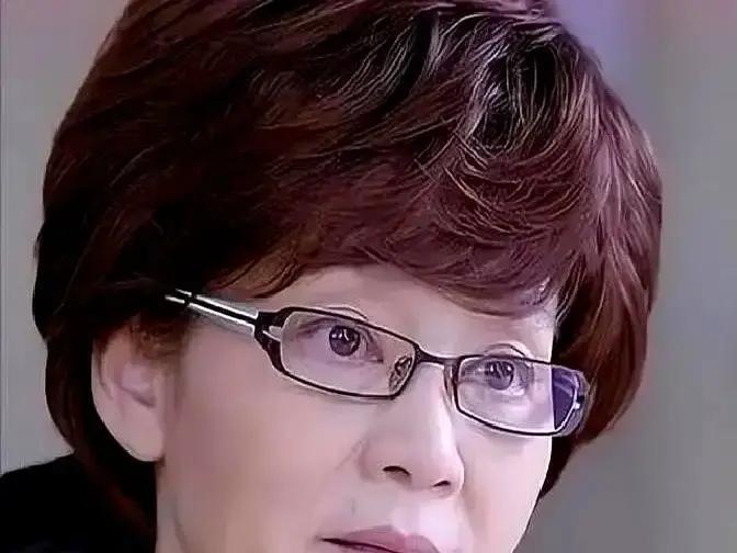 25岁被贴大字报，她靠演技杀回来
 
那年，潘虹刚红，就被原配把情书贴满厂区。一