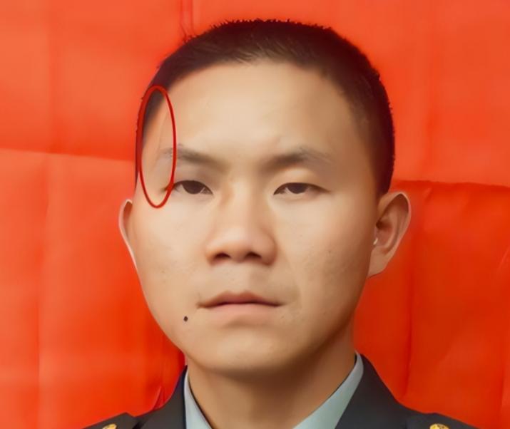 2007年，士兵卢加胜在训练时额头上的疤痕引起了军队政委的注意，在一系列询问后，