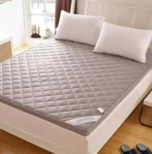 腰疼就睡硬板床完全是谣言！选床垫记住这三个标准，中老年人别再踩坑
很多中老年人都