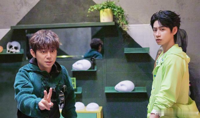 一想到何老师80还得探案就心酸 心酸只是玩笑，真心希望节目一直播，看一辈子何老师