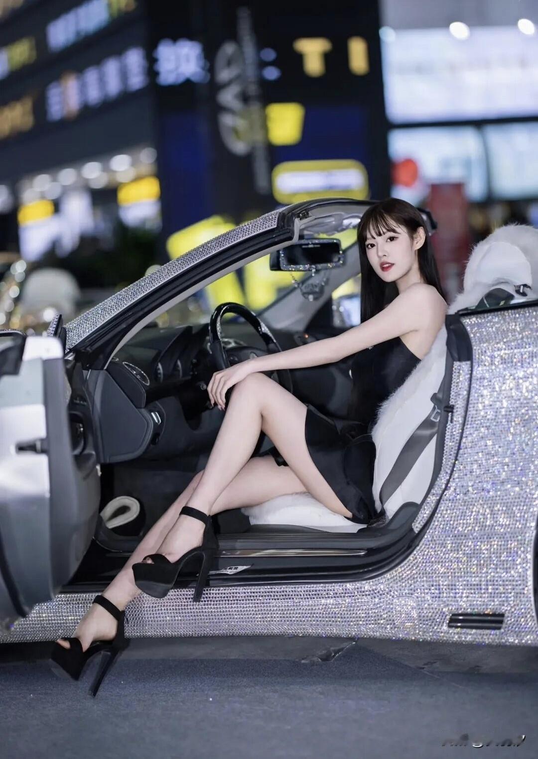 广州车展炸场！又惊现撑伞黑衣人！

2025款bZ5携电光气场，瞬间引爆全场快门