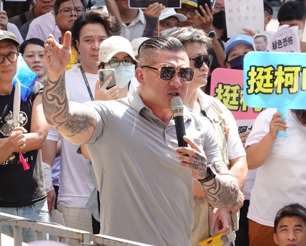 “馆长”真面目暴露。

新加坡联合早报8月20日报道：“自称两岸‘和平大使’的台
